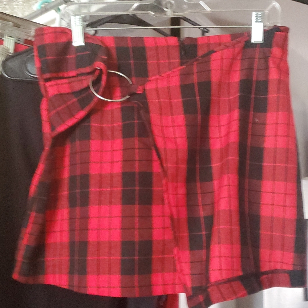 Chic Plaid Mini Skirt in Red and Black